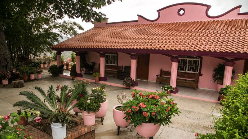 La casa rosa de la Tuna en Badiraguato, Sinaloa, que el Chapo Guzmán le construyó a su mamá