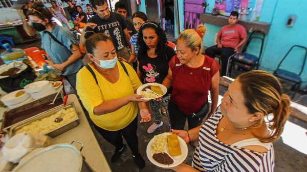 Esther Morales, la mexicana deportada que da ‘comida calientita’ a migrantes en la frontera
