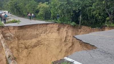 Carretera de Guerrero se ‘quiebra’ por fuertes lluvias; 26 poblados se quedan incomunicados
