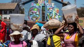 'Nadie le llora al tirano': en Zimbabue afirman que no hay tiempo para extrañar a Mugabe