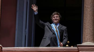 ‘Motosierra’ de Milei ‘deslumbra’: Bonos de Argentina suben a nivel más alto en 2 años