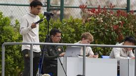 ¡Lo ponen de camarógrafo! Joao Mendes, hijo de Ronaldinho, cambia el futbol por un día