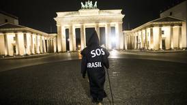 La ‘parca’ recorre Berlín en protesta de artista brasileño contra manejo de la pandemia