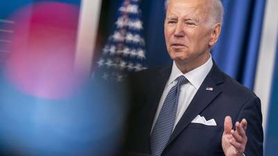 Texas encabeza demanda contra Biden por plan migratorio que beneficia a latinoamericanos