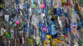 Estudiantes poblanos quieren convertir tus botellas de refresco en losetas