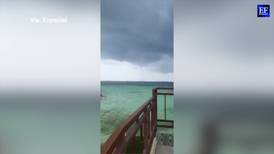 Sorprende tornado en playa de Cancún 