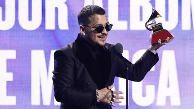 Christian Nodal dedica premio Latin Grammy a Cazzu: ‘Gracias por reiniciarme la vida’