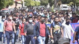 ‘Quédense las casetas, pero encuentren a los 43’, piden normalistas de Ayotzinapa a AMLO