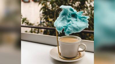 ‘Parece que va a llover’: Aquí puedes probar el café con lluvia de algodón de azúcar en la CDMX