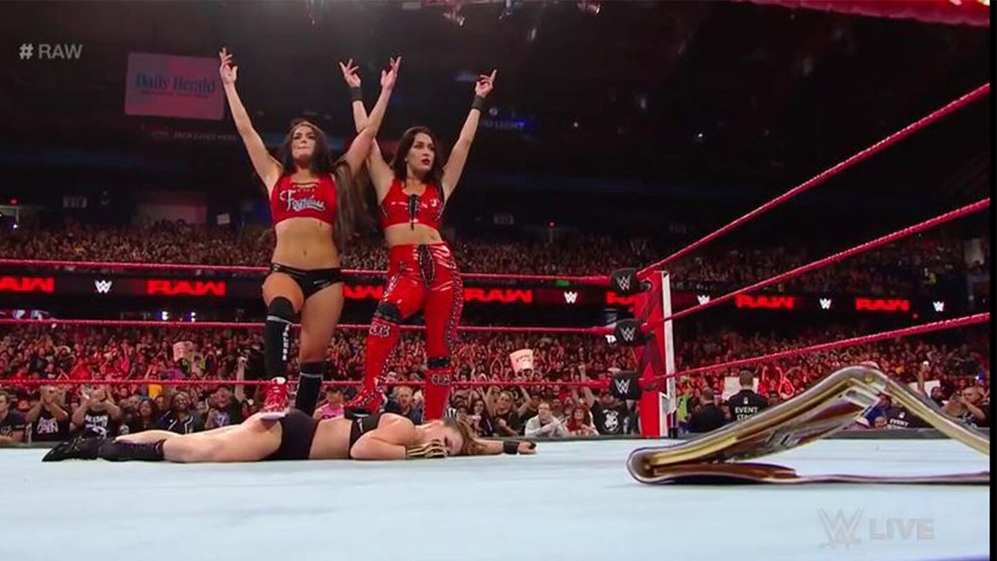 ¡The Bella Twins traicionaron a Ronda 'la más neta del planeta' Rousey!