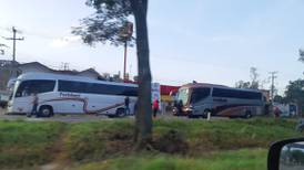 Normalistas privan de su libertad a choferes, tras retener autobuses en Michoacán