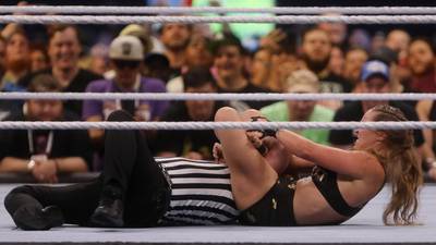 ¡Le salió caro! WWE tomó medidas contra Ronda Rousey por atacar al réferi en SummerSlam