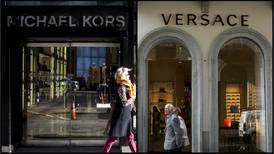 Michael Kors está a un paso de adquirir Versace por 2,000 mdd