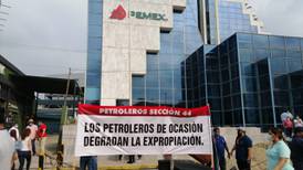 Trabajadores petroleros protestan en Tabasco previo a visita de AMLO
