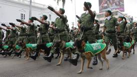 Desfila policía militar en Culiacán; reforzarán seguridad