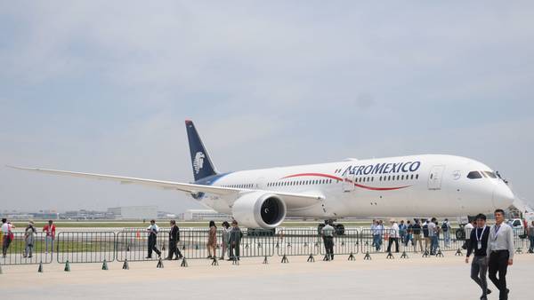 Sobrecargos de Aeroméxico rechazan alza salarial del 2.6%; emplazan huelga para el 1 de junio