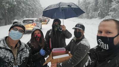 Tormenta de nieve, un golpe de suerte para estos conductores que fueron vacunados en una carretera