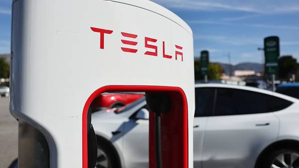 ¿Tesla se queda sin pilas? Musk despide a mayoría del equipo de estaciones de carga