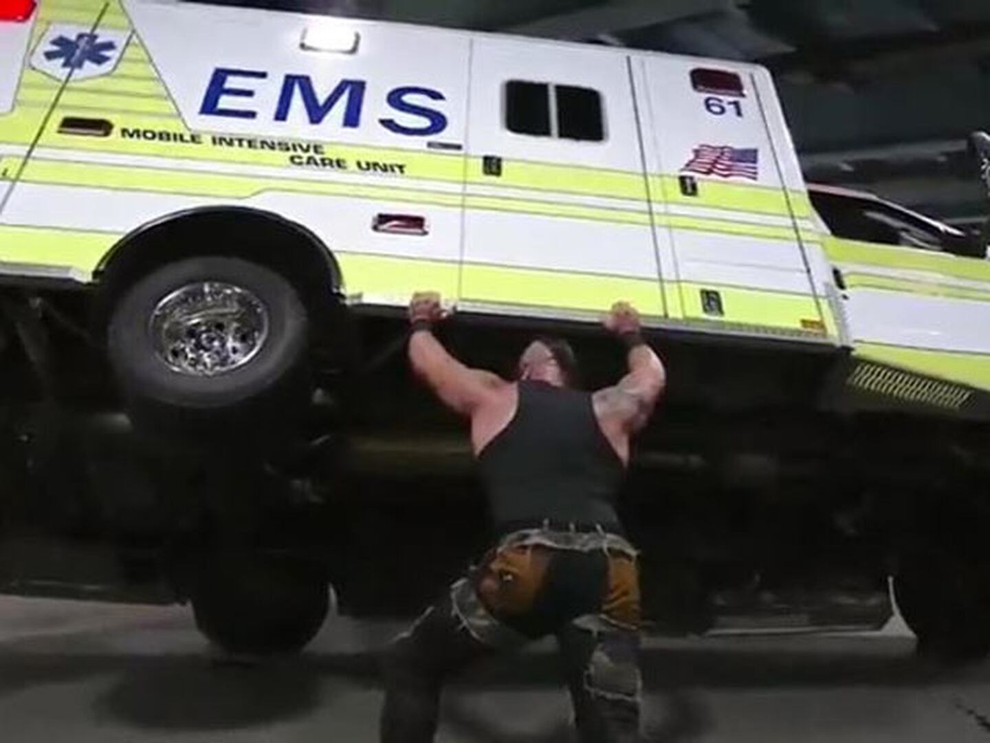 ¡Strowman dio vuelta la ambulancia!