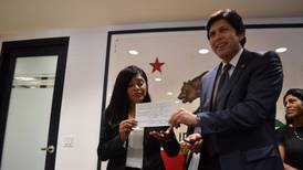 Senado de California nombra a mexicana indocumentada como asesora
