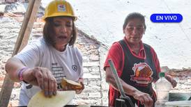 Xóchitl Gálvez hace tortillas para comer con albañiles y anuncia construcción de 5 millones de viviendas