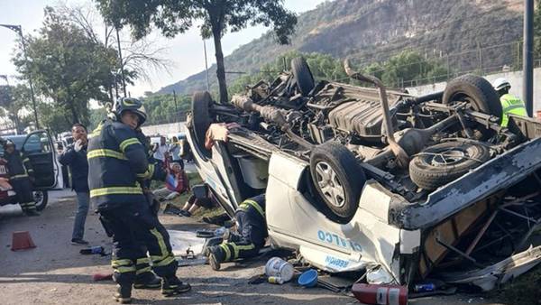 Investigan volcadura de combi que dejó 2 muertos en Iztapalapa; ‘iba a exceso de velocidad’, acusan