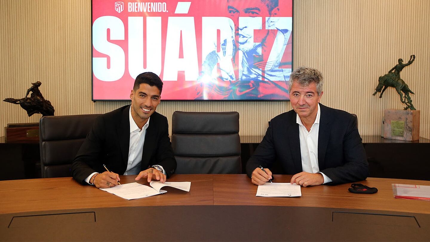 Luis Suárez firmó su contrato con el Atlético de Madrid