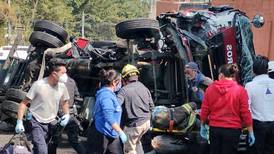Emergencia al cuadrado: Vuelca camión de Bomberos de la CDMX tras atender un flamazo