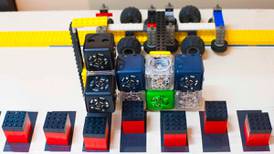 Alumnos del IPN crean robot con legos para enseñar matemáticas y programación