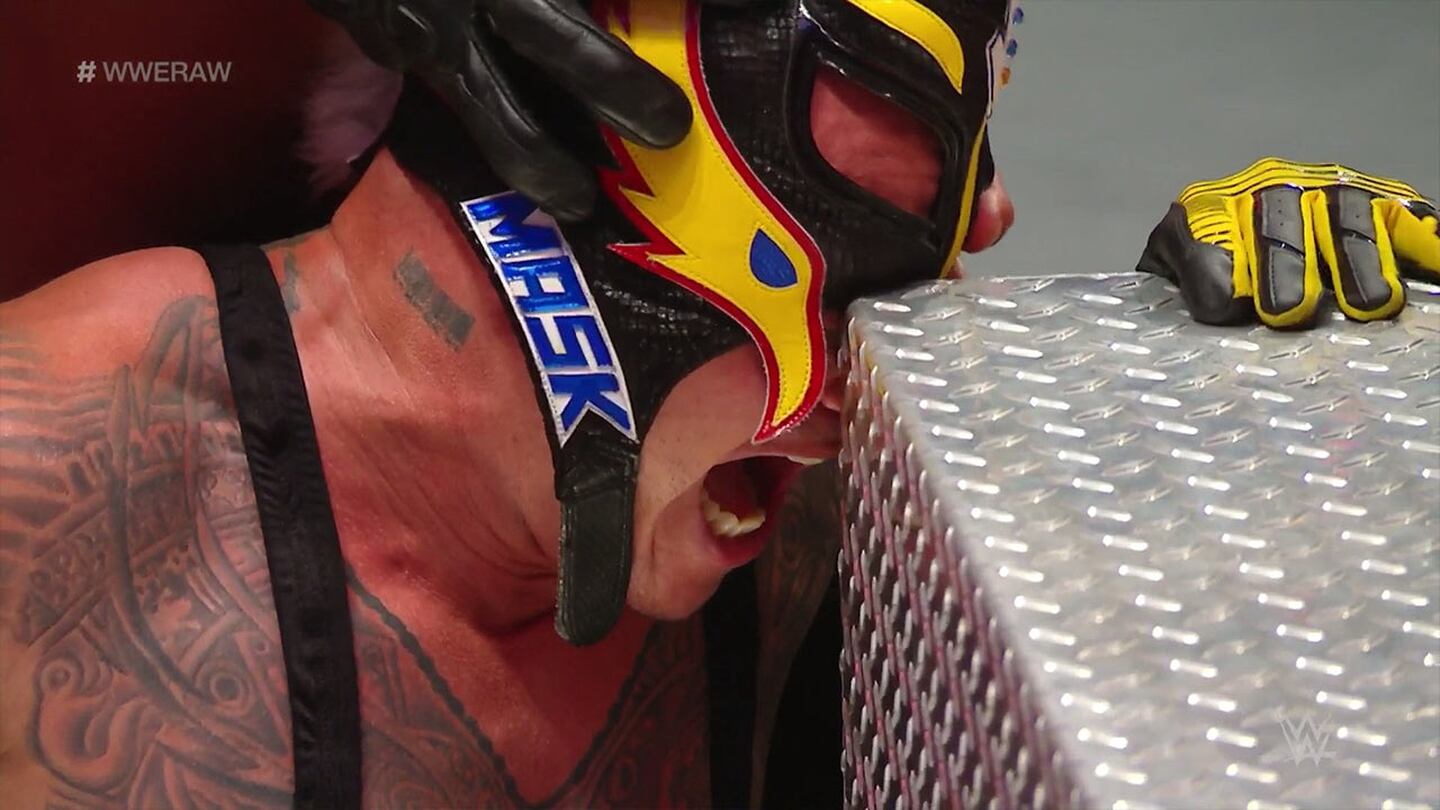 El brutal ataque de Seth Rollins a Rey Mysterio en Monday Night RAW