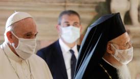 Papa Francisco se reunió con obispo que dio positivo a COVID-19 
