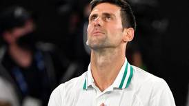 Djokovic tiene planes de vacunarse ante el COVID tras victoria de Nadal, asegura biógrafo