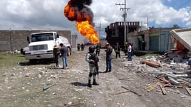 Estalla ducto de gas en Amozoc, Puebla; equipo de emergencia no logra contener el fuego