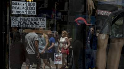 Inversionistas apuestan vs. Milei: Pronostican caída de 44% para el peso argentino cuando tome posesión