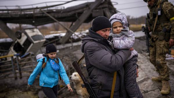 Ucrania acuerda con Rusia crear corredores seguros para evacuar civiles y entregar ayuda