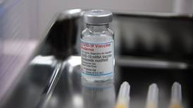 En ‘carrera’ de vacunas COVID, Moderna tiene ventaja: crea más anticuerpos que Pfizer