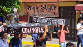 De nueva cuenta normalistas de Ayotzinapa vandalizan la sede estatal del PRD