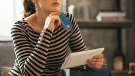 4 errores que suelen cometer las mujeres al usar su tarjeta de crédito