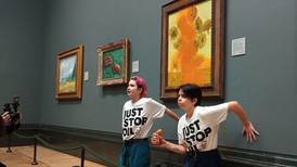 Lanzan sopa a pintura ‘Los girasoles’ de Van Gogh: ¿Por qué protestan activistas de ‘Just stop oil’?