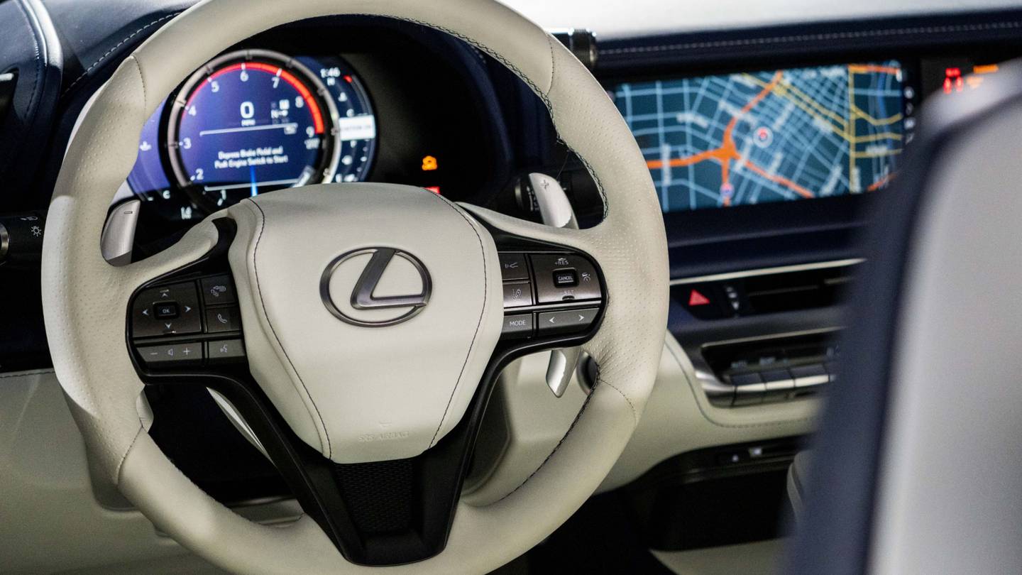 Así será el volante (cortado por la mitad) de tu próximo coche: Toyota,  Lexus y Tesla ya lo tienen