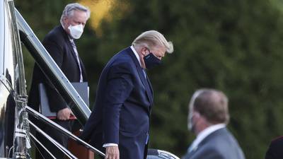 Trump es hospitalizado por recomendación médica tras COVID-19