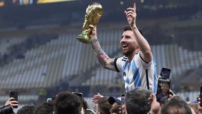 Esta es la historia de la Copa del Mundo falsa que Messi levantó en Qatar 2022