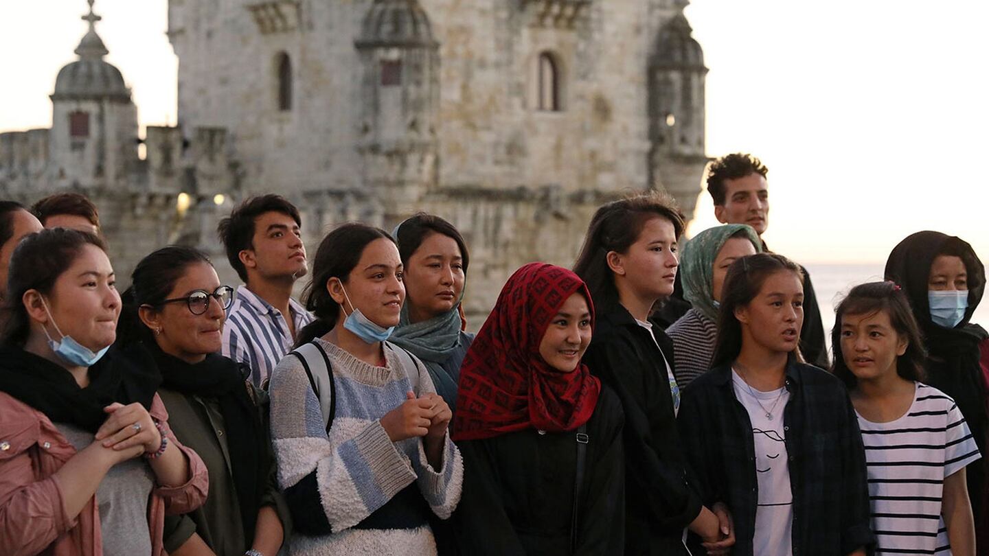 Jóvenes refugiadas en Portugal usaron el futbol para huir de Afganistán