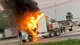 ‘Pánico’ en Tabasco: Bloquean carreteras, queman vehículos y suspenden clases  