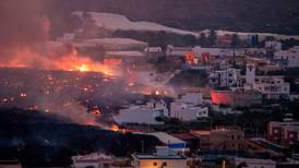500 personas más evacúan isla La Palma por prolongada erupción del volcán