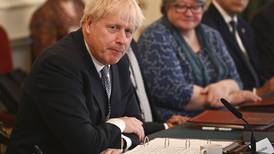 Renuncian 2 ministros del gabinete de Boris Johnson y lo ponen en ‘aprietos’