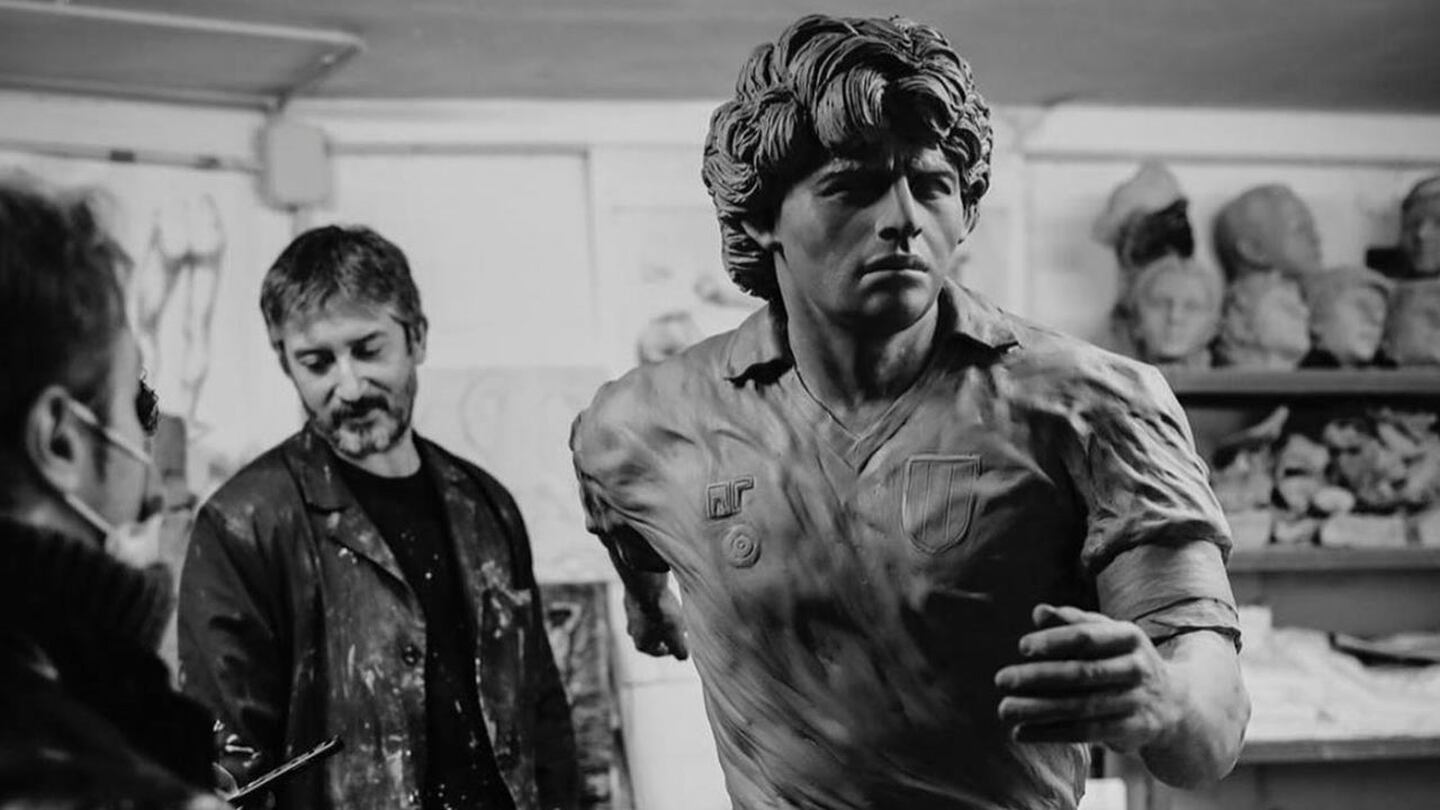 ¡Otro detalle para Diego! La estatua de Maradona en Napoli, casi completa