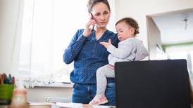 Jornada laboral para mamás: Proponen horarios más flexibles y empleos híbridos 