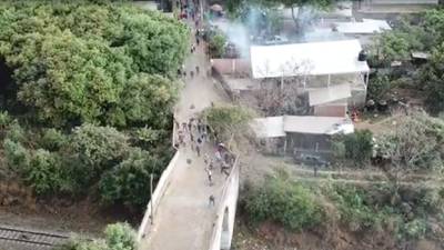Policía y maestros de la CNTE en Michoacán se enfrentan con piedras y gas lacrimógeno