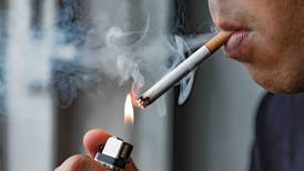 ¿Puede transmitirse el COVID-19 a través del humo del cigarrillo?
